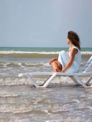 Шезлонг пляжный с подушкой (Белоруссия). Фото